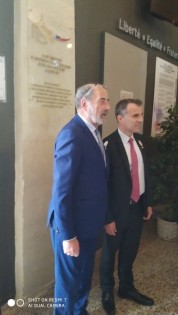 Francouzský i český velvyslanec při odhalení pamětní desky u příležitosti založení české sekce v Nîmes